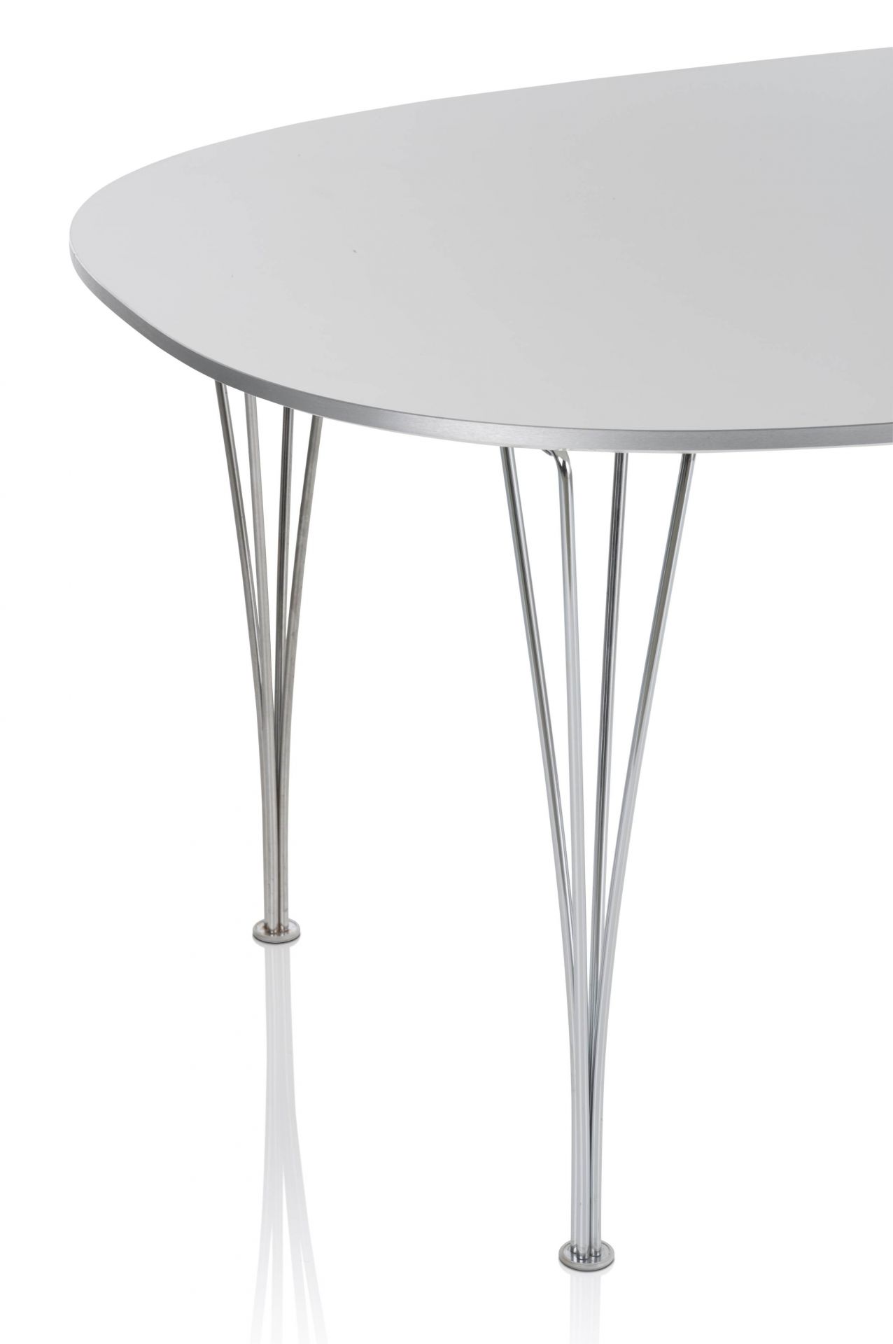 Fritz Hansen Super Elliptisch Tisch mit weißer Tischplatte und verchromtem Stahlgestell, modernes Design.