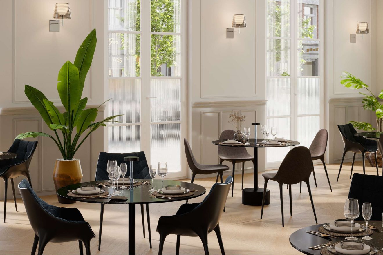 Eleganter Essbereich mit Cassina 194 Tischen, stilvollen Stühlen und moderner Beleuchtung für gehobene Gastronomie.