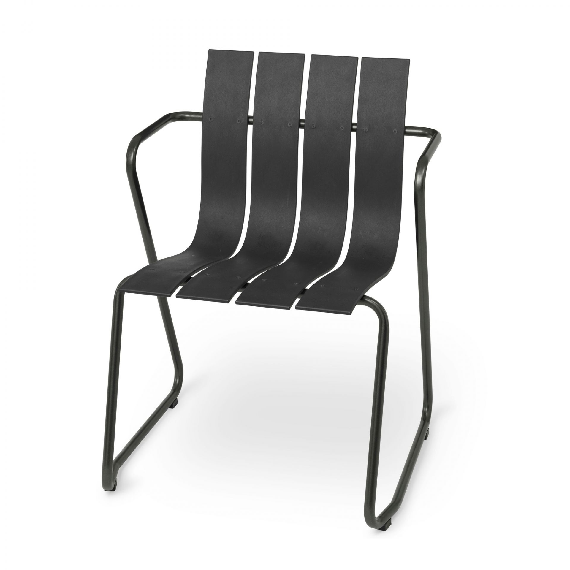 Ocean Chair Outdoor Stuhl in Sand: Moderner Gartenstuhl mit Armlehnen und Lattenstruktur.