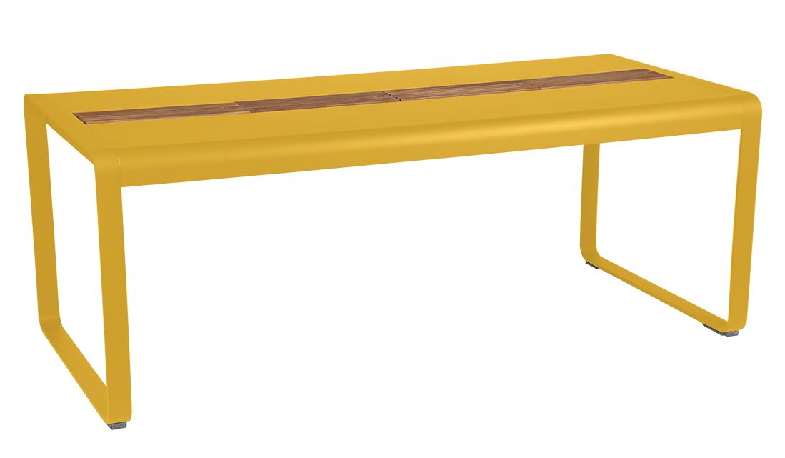 Gelber Fermob Bellevie Outdoor Tisch mit Holzdetails, ideal für Garten, Terrasse oder Balkon.
