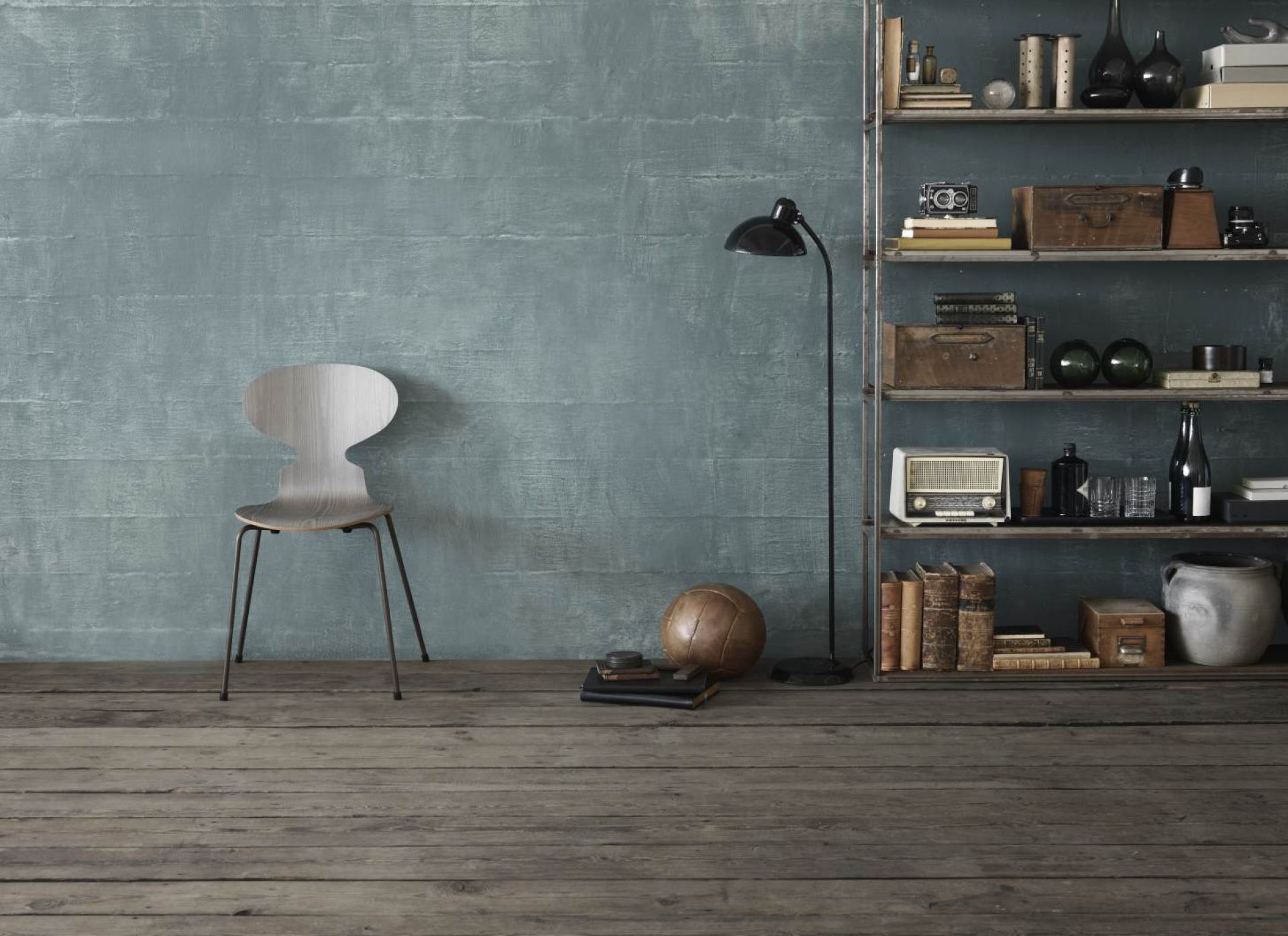 Die Ameise Stuhl von Fritz Hansen mit vier Beinen, helles Holz, modernes Möbeldesign im Interieur.