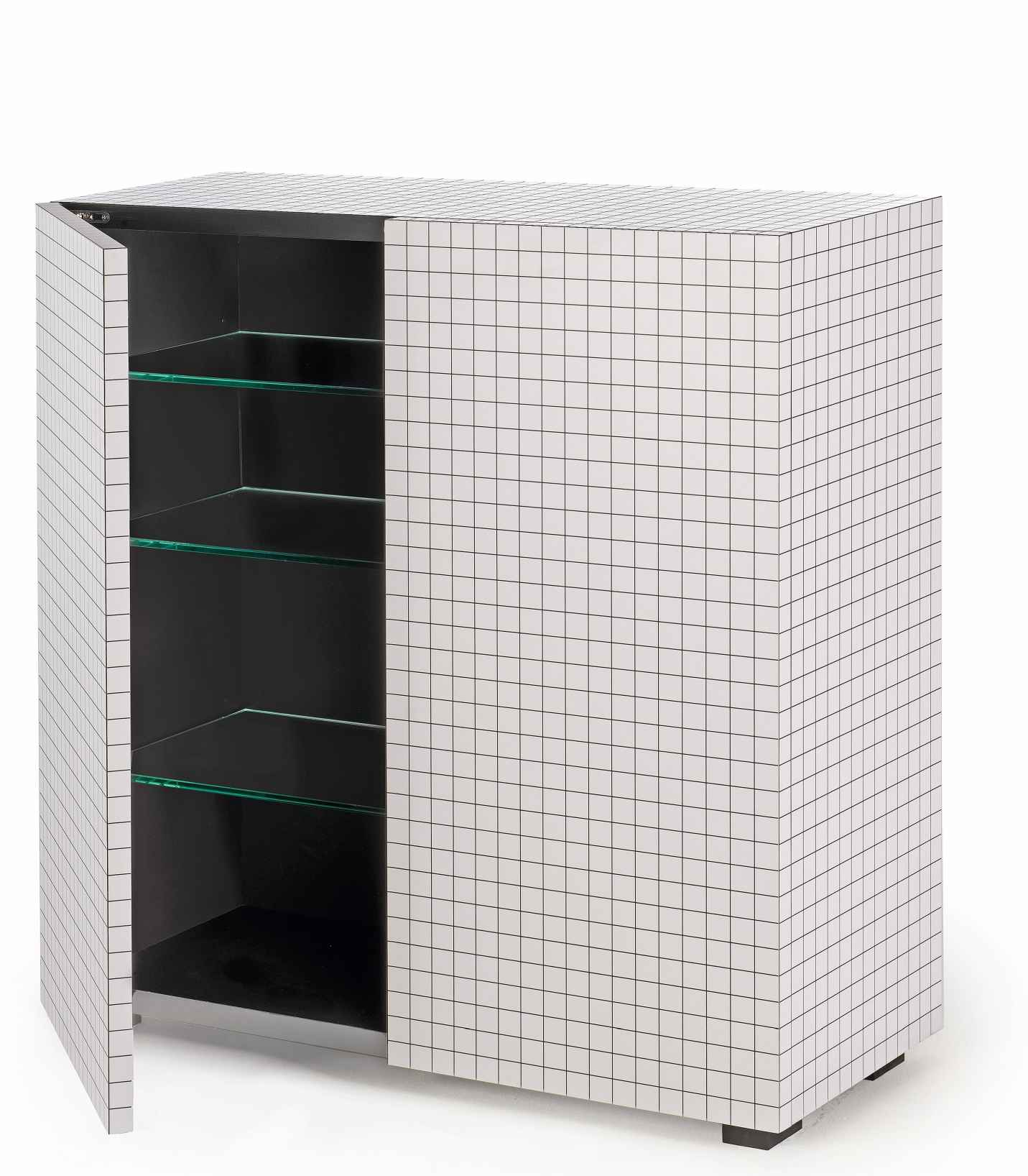 Quaderna Schrank von Zanotta mit geöffneter Tür und Glasböden, modernes Designmöbel mit Rastermuster.