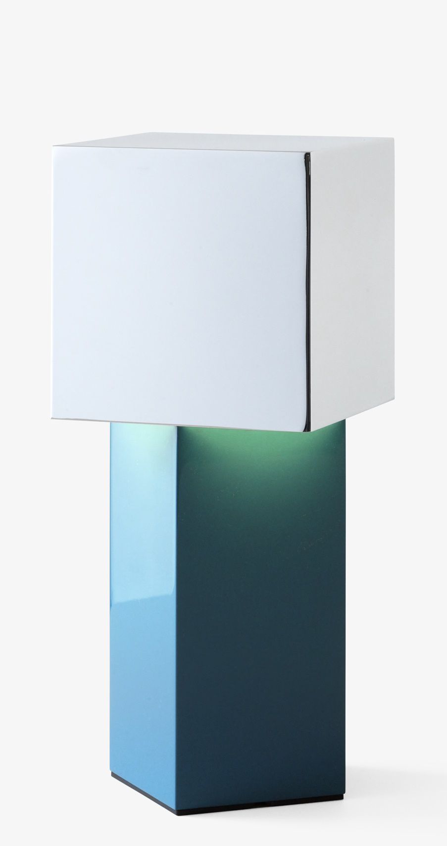 AndTradition Pivot ATD7 Akkuleuchte: Moderne Tischleuchte mit blauem Sockel und weißem Lampenschirm.