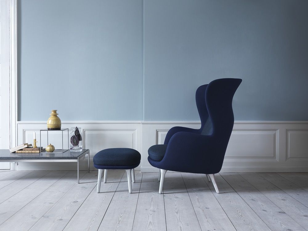 JH11 / JH12 Fußhocker für Ro Sessel von Fritz Hansen, blauer Sessel und Hocker.