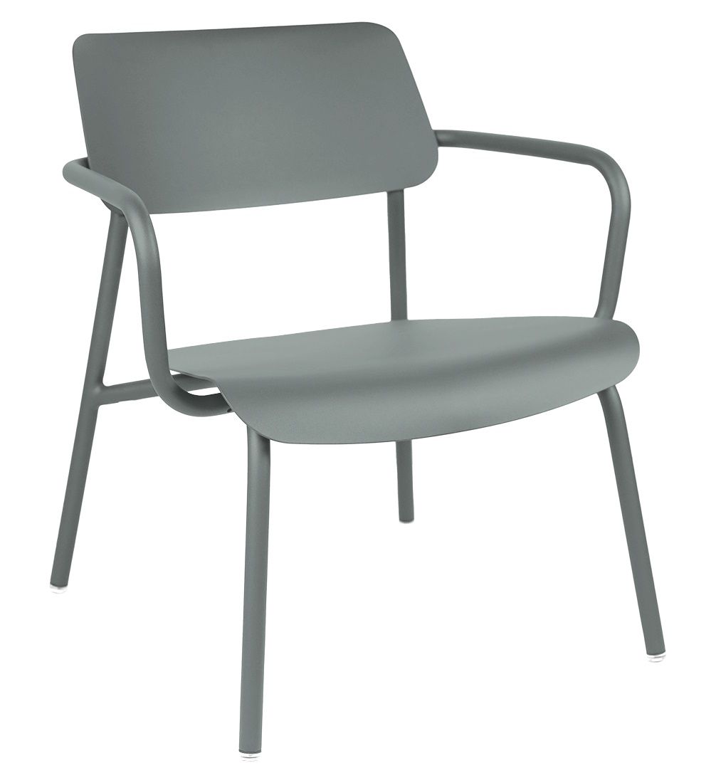 Grauer Studie Lounge Sessel von Fermob für den Außenbereich, moderner Metallstuhl mit Armlehnen.