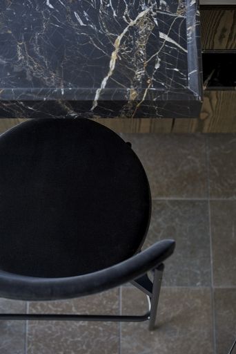 Schwarzer Series 430 Bar Stool Barhocker von Verpan, Ansicht von oben, passend zu einer Marmor-Arbeitsplatte.