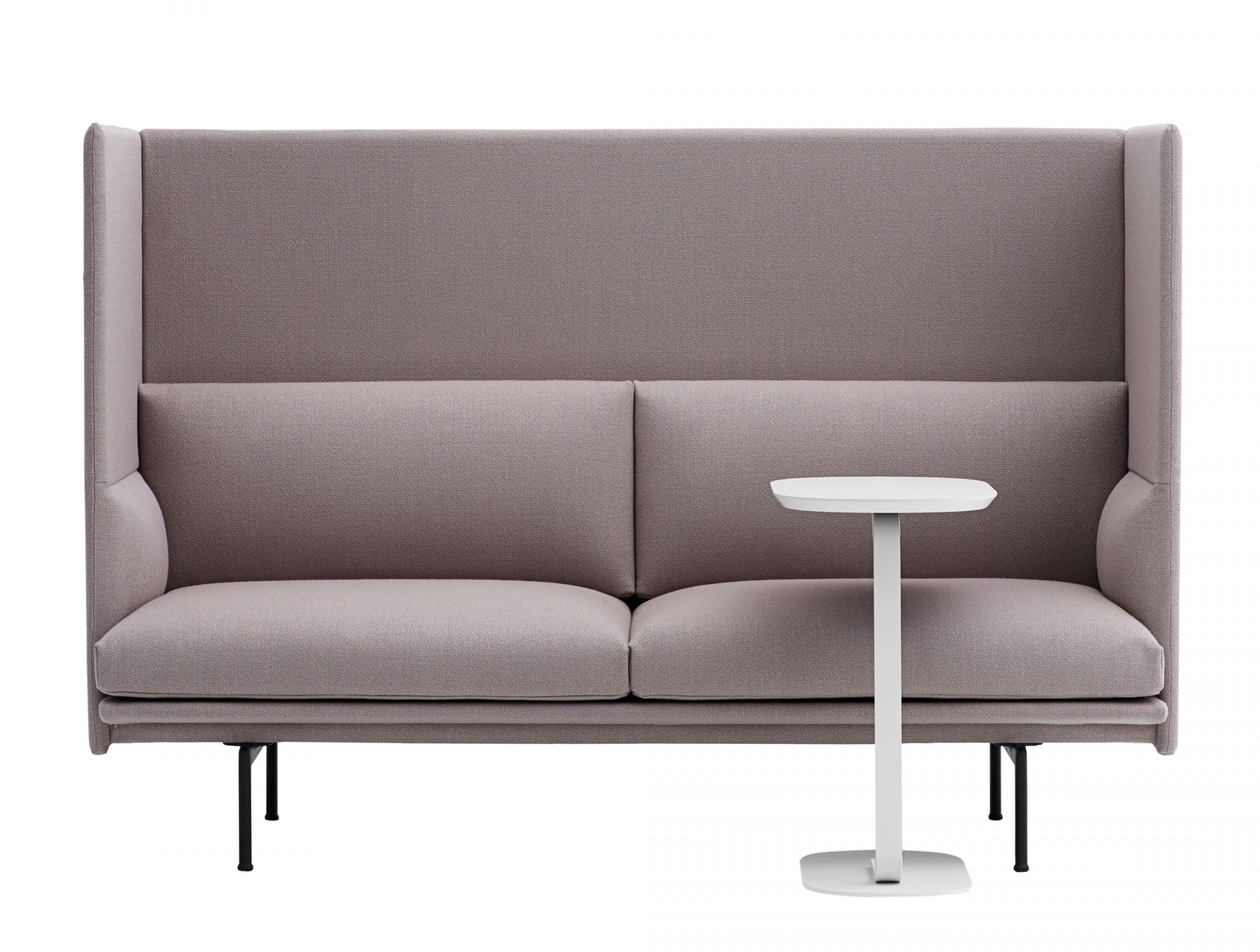 Muuto Relate Beistelltisch Low in Weiß neben einem grauen Sofa mit hoher Rückenlehne.