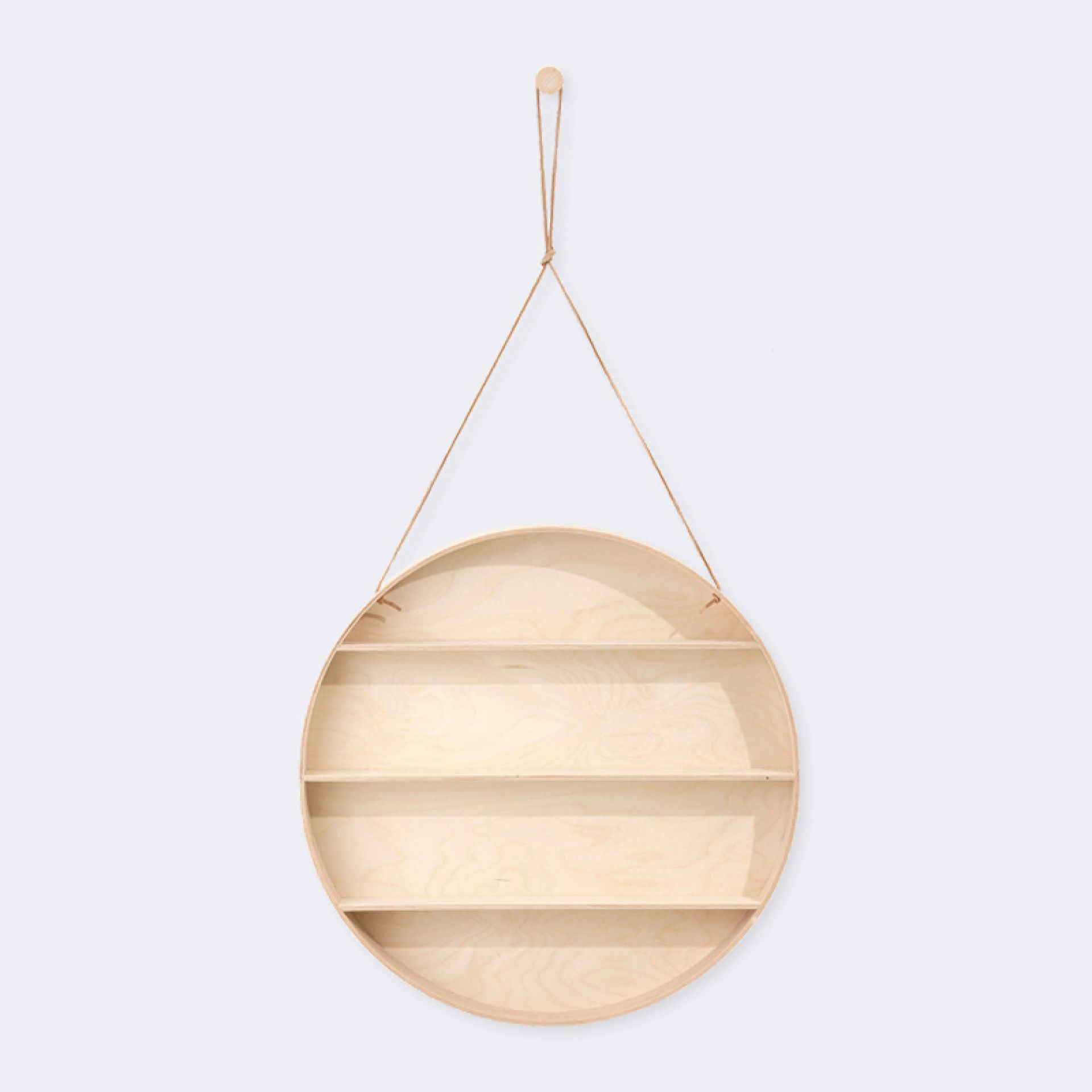 The Round Dorm Hängeregal von Ferm Living, rundes Holzregal mit drei Ablageflächen, an einer Wand hängend.