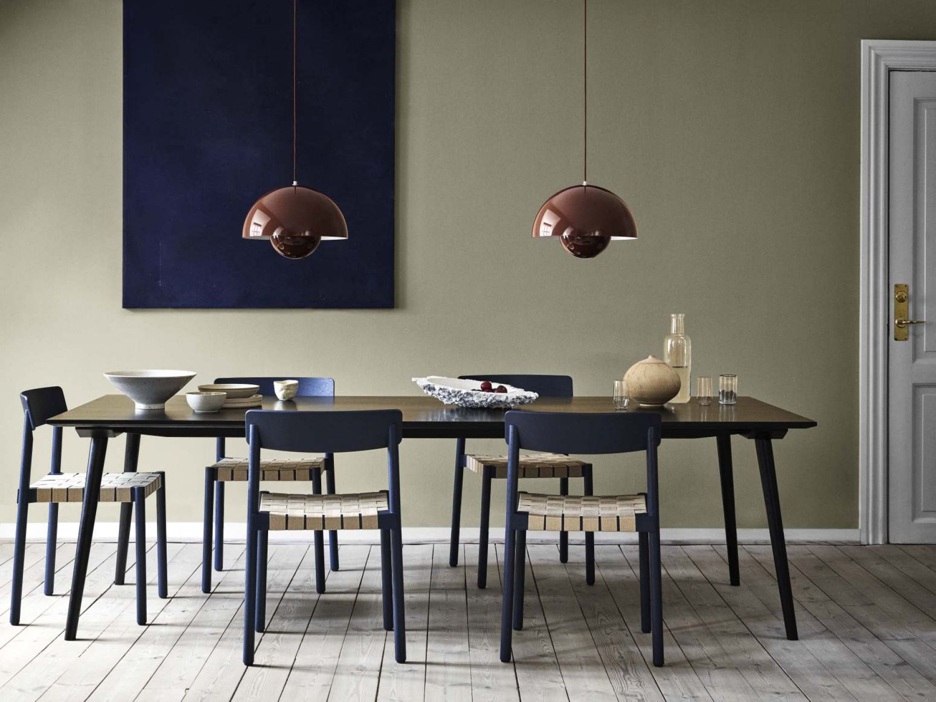 Esstisch mit Stühlen und Pendelleuchten. AndTradition In Between Table SK5/SK6 Esstisch aus Holz.