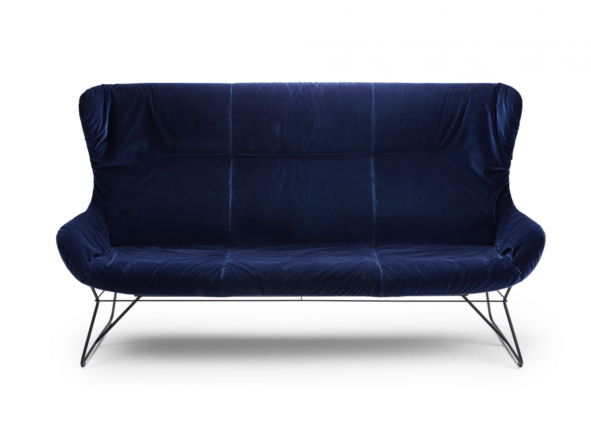 Blaue Leya Wingback Couch von Freifrau Manufaktur mit schwarzem Metallgestell vor weißem Hintergrund.