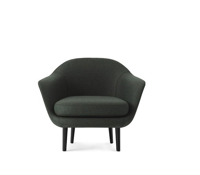 Dunkelgrüner Sum Lounge Armchair Sessel von Normann Copenhagen mit abgerundeten Armlehnen und schwarzen Holzbeinen.