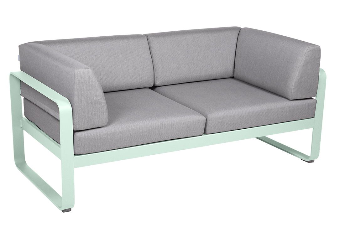 Bellevie Sofa: Graues 2-Sitzer Outdoor Sofa von Fermob mit mintfarbenem Gestell für Garten und Terrasse.