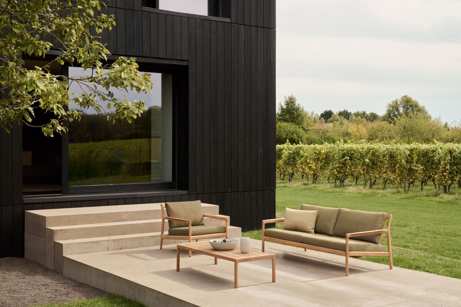 Jack Outdoor-loungestoel van teakhout met groene bekleding van Ethnicraft