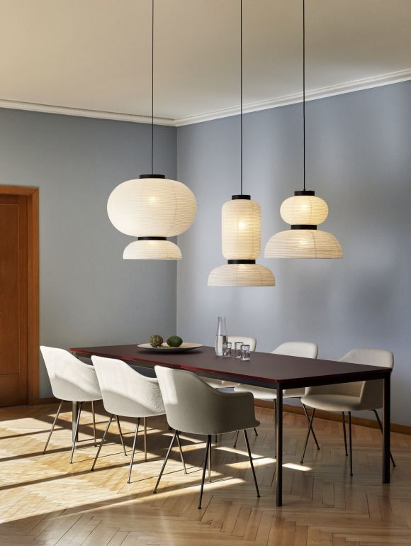Esstisch mit Stühlen und drei Pendelleuchten der Drip Serie von AndTradition im Esszimmer.