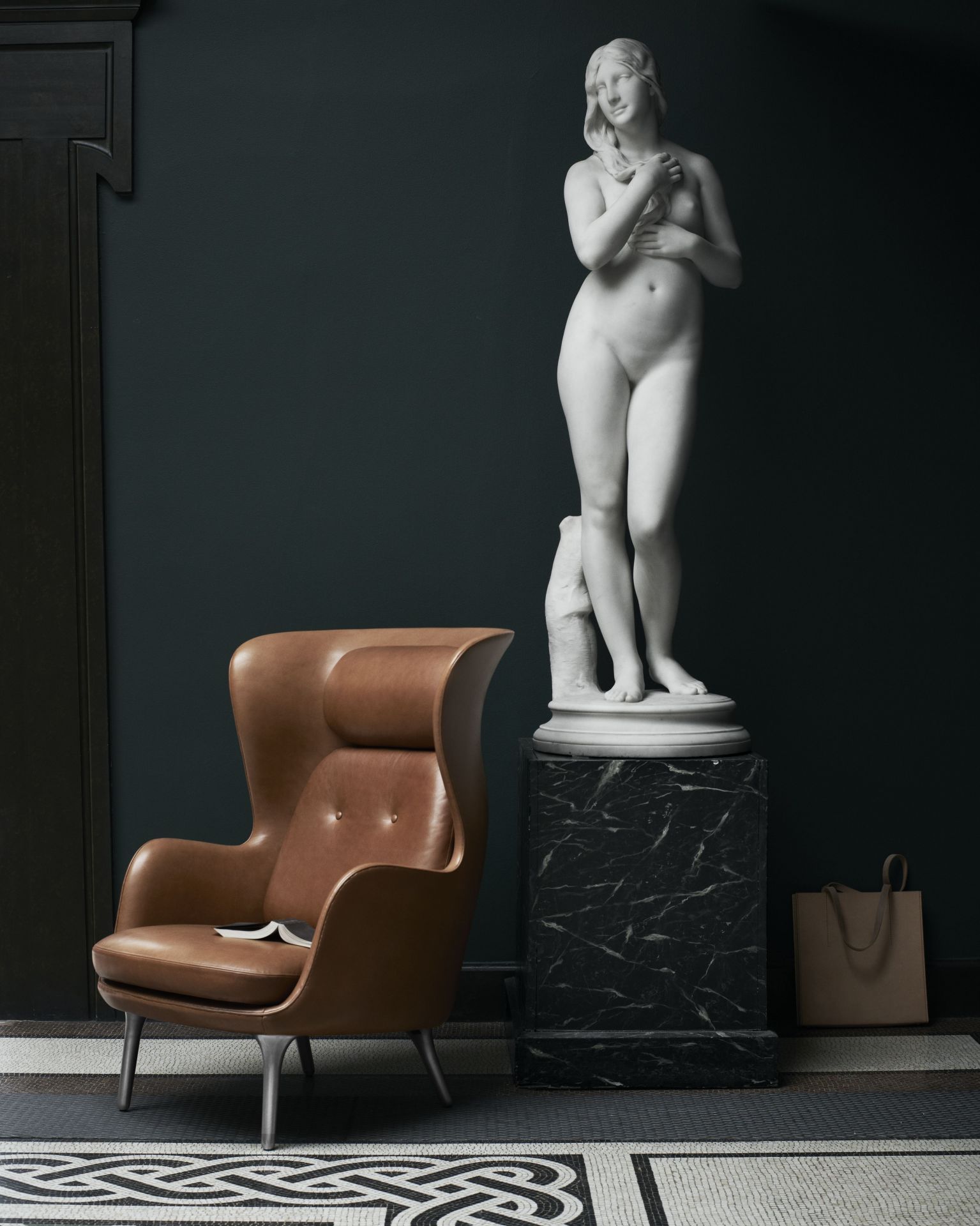 Brauner Ro Sessel von Fritz Hansen aus Leder mit hoher Rückenlehne und Skulptur.