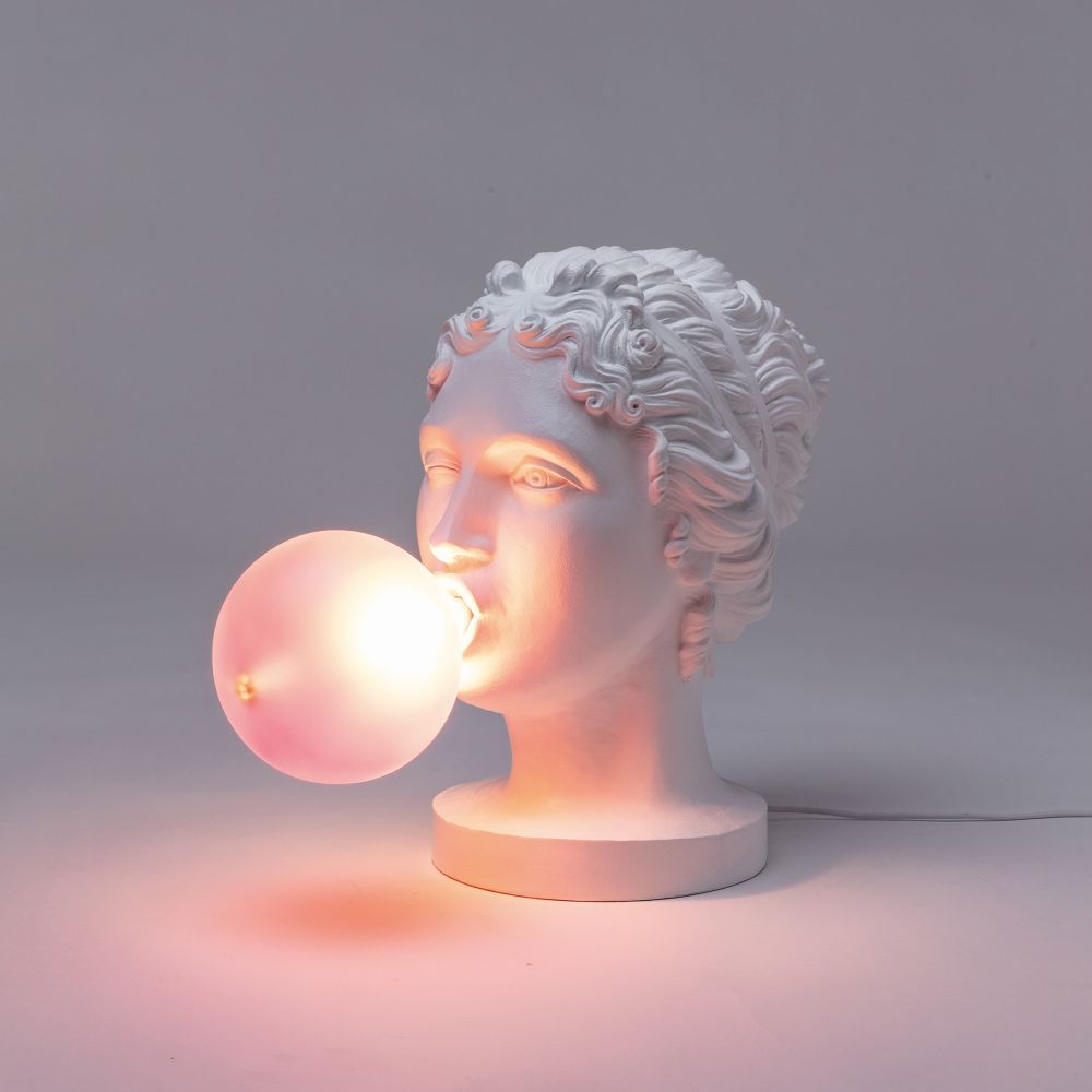 Grace Lamp Tischleuchte von Seletti: Skulptur einer Frau mit leuchtender Kaugummiblase als Lampe.