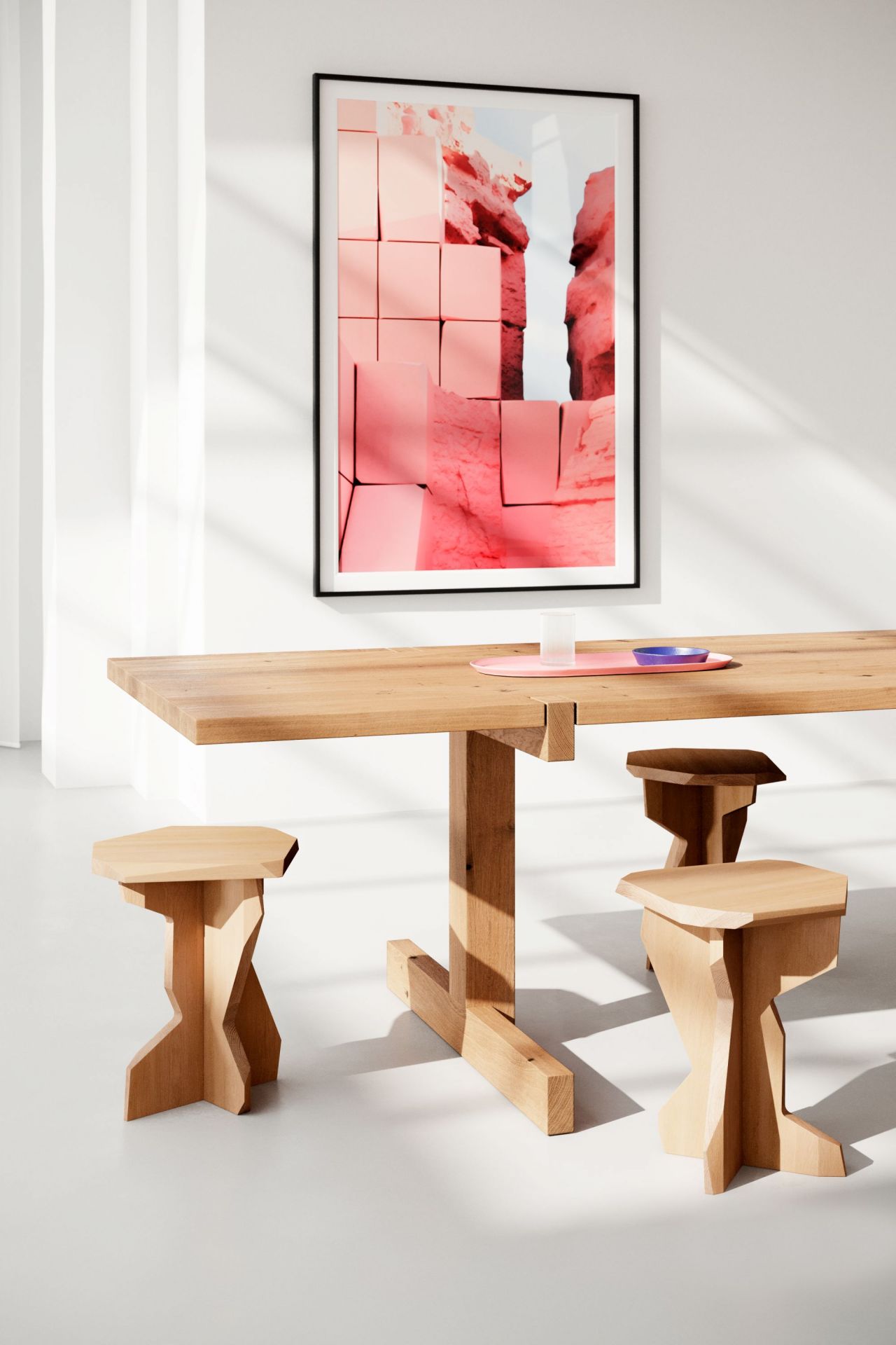 FELS Hocker Esche Out aus Massivholz unter Esstisch, minimalistisches Design für Esszimmer und Wohnbereich.