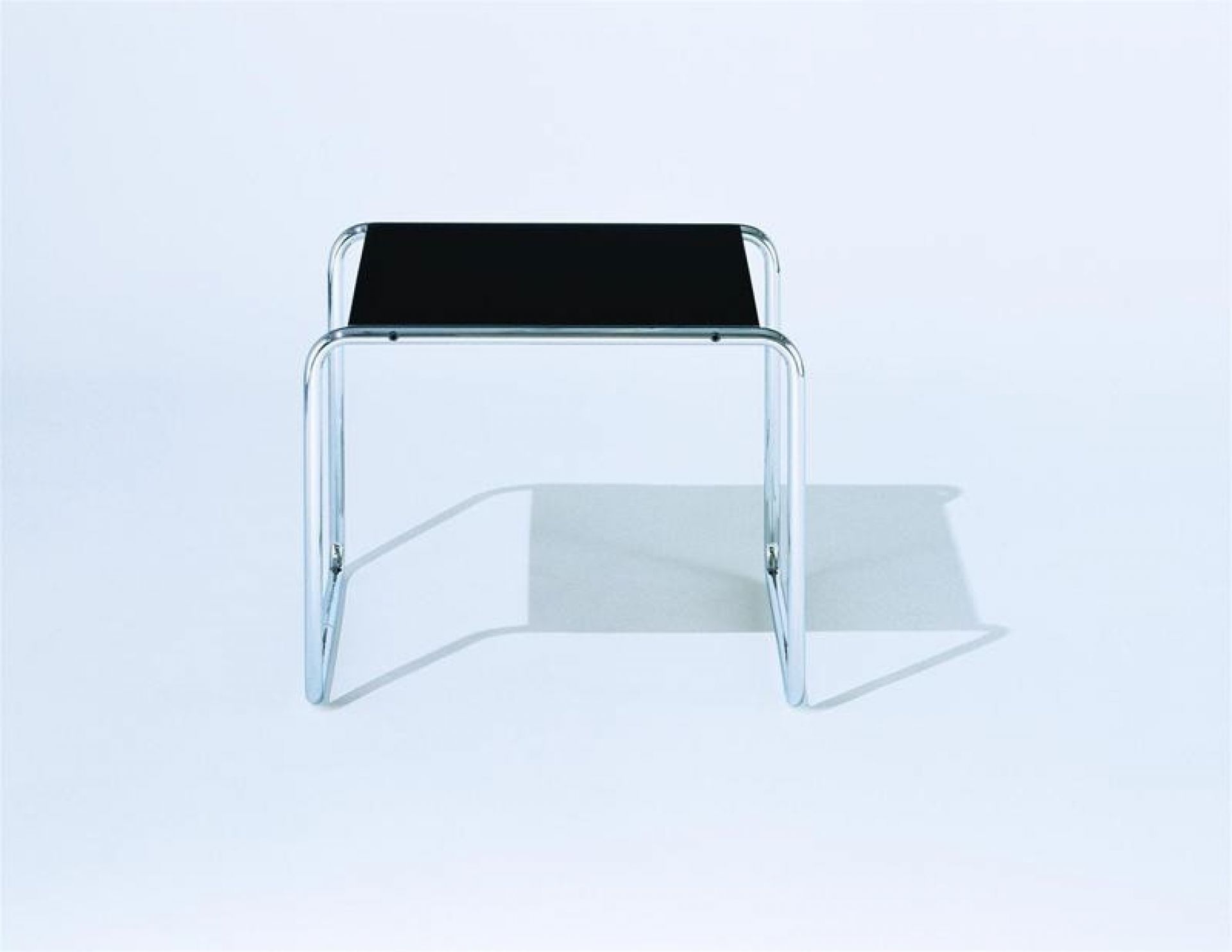 Laccio Couchtisch klein von Knoll International mit schwarzer Tischplatte und verchromtem Stahlgestell.