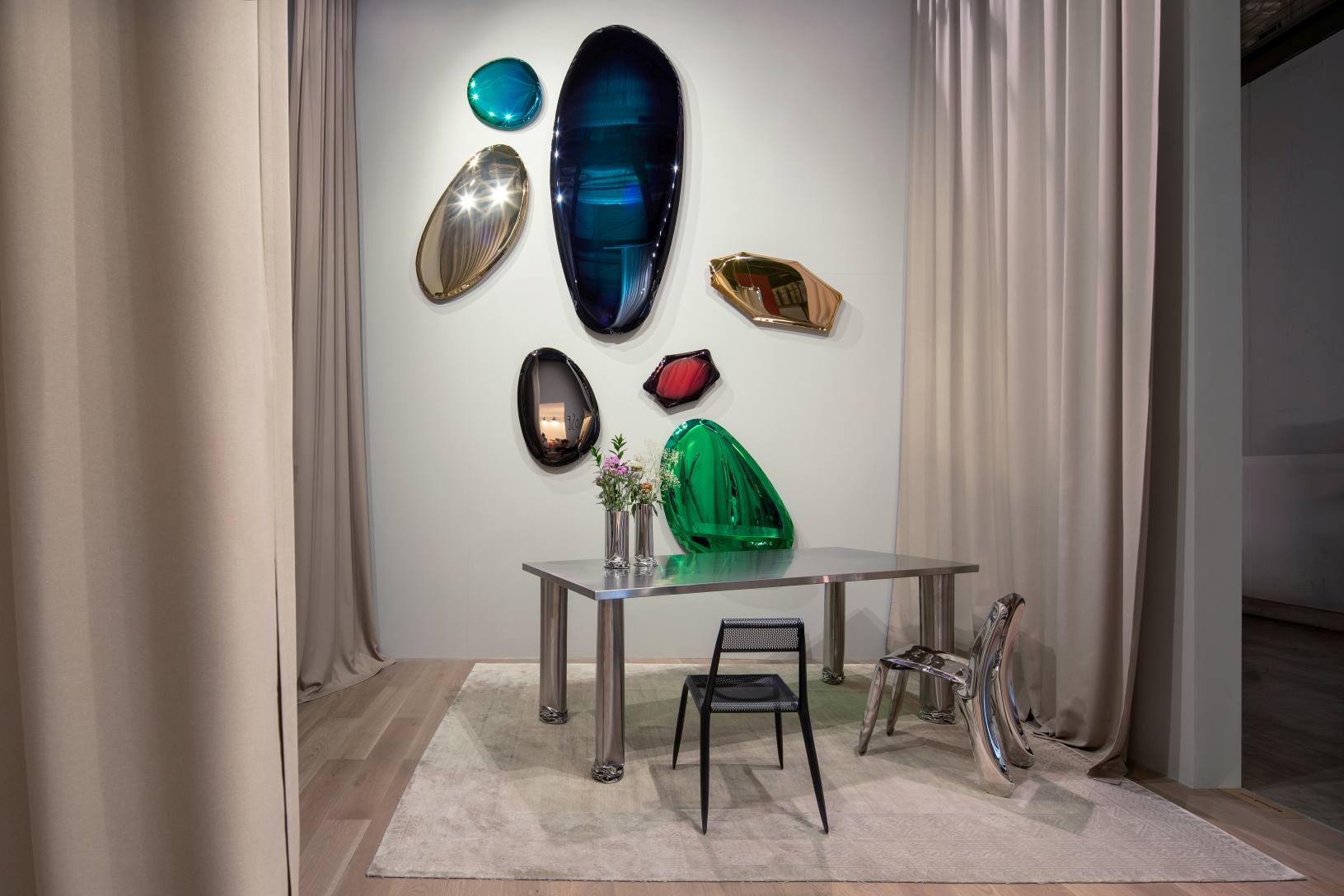 Crash Table Esstisch Zieta aus Metall mit Stühlen und farbigen Wandobjekten im modernen Interieur.