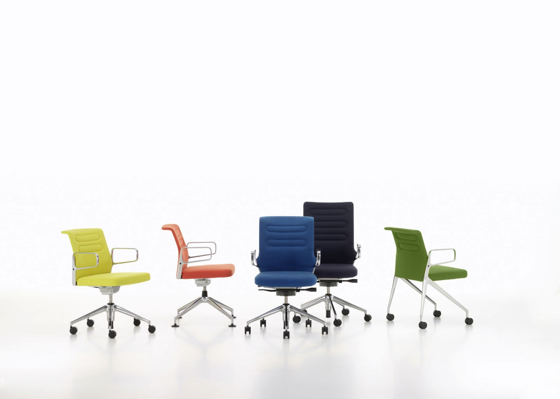 AC5 Work Bürodrehstühle von Vitra in verschiedenen Farben, ergonomische Bürostühle mit Armlehnen und Rollen.