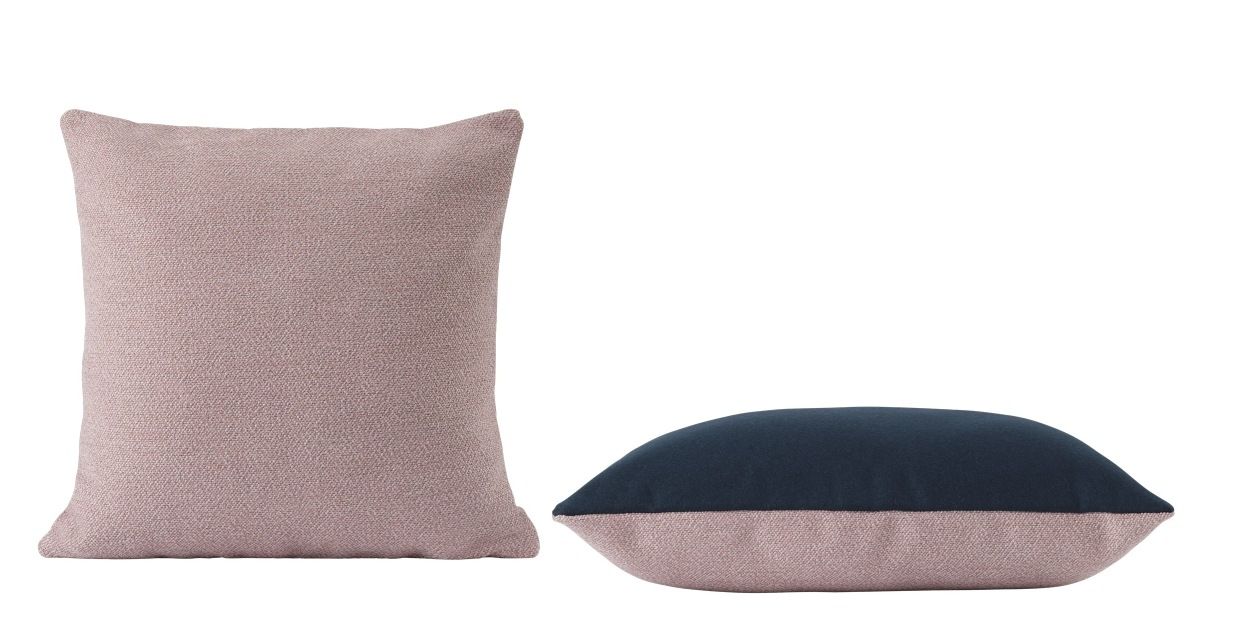 Muuto Mingle Cushion Kissen in Rosa und Dunkelblau, quadratisch und länglich, für moderne Wohnraumgestaltung.