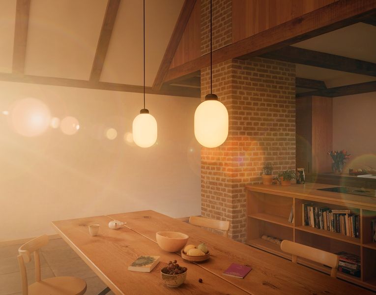 Zwei graue Pendelleuchten über Esstisch. Moderne Hängelampe für Wohnzimmer und Esszimmer.