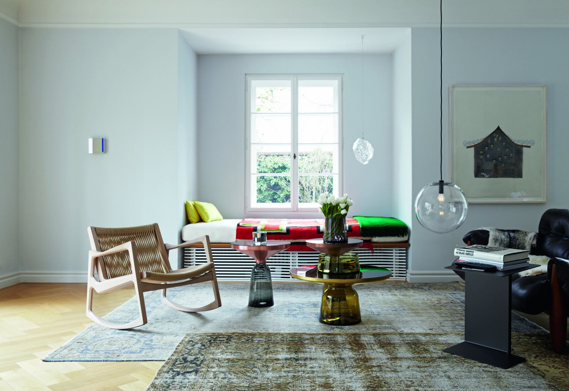Wohnzimmer Interieur mit ClassiCon Bell Side Table Beistelltischen aus Messing und Glas als Couchtisch.