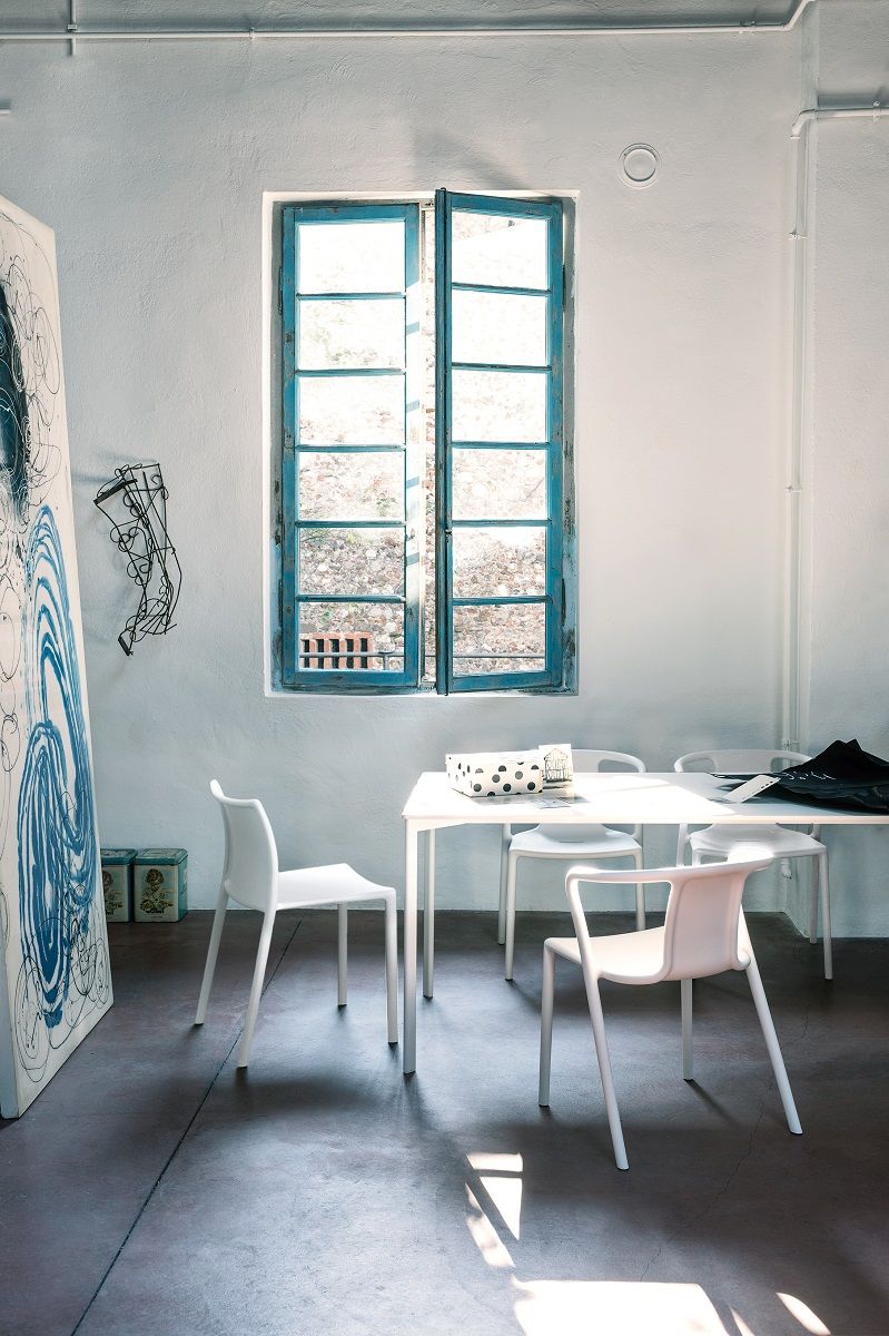 Weißer Air Armchair Stuhl von Magis, geeignet für drinnen und draußen, mit Armlehnen.