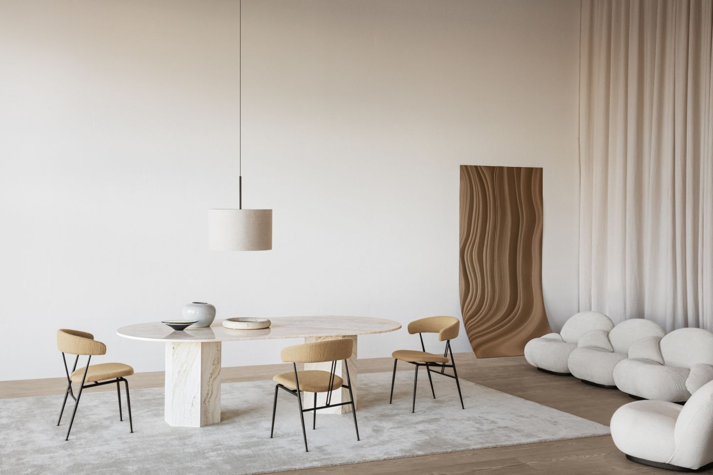Elliptischer Esstisch von Gubi mit Travertin-Fuß und Stühlen in hellem, modernem Wohnraum.