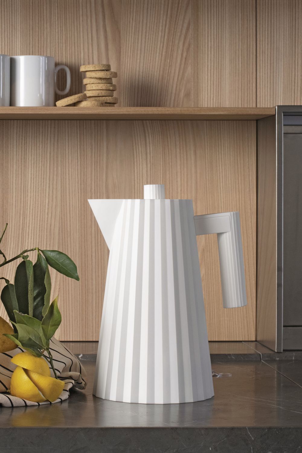 Weißer Alessi Plissé Wasserkocher mit Rillenstruktur, modernes Küchendesign.
