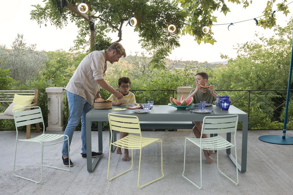Bellevie Tisch von Fermob im Garten mit Familie beim Essen. Outdoor Möbel für den Sommer.