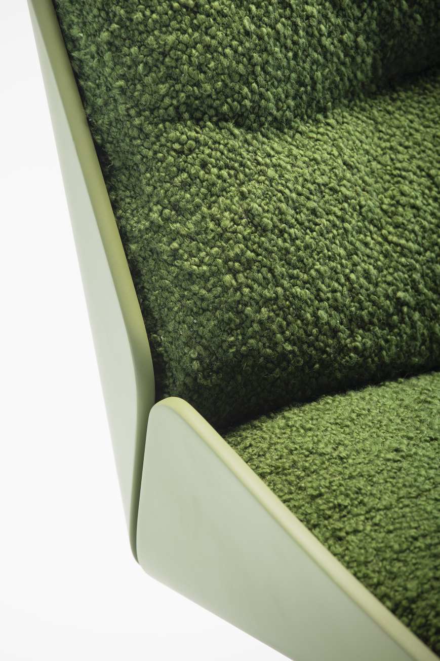 Detailaufnahme des Rei Sessel Prostoria mit olivgrünem Bouclé-Bezug und hellgrünem Rahmen. Moderner Design Sessel.