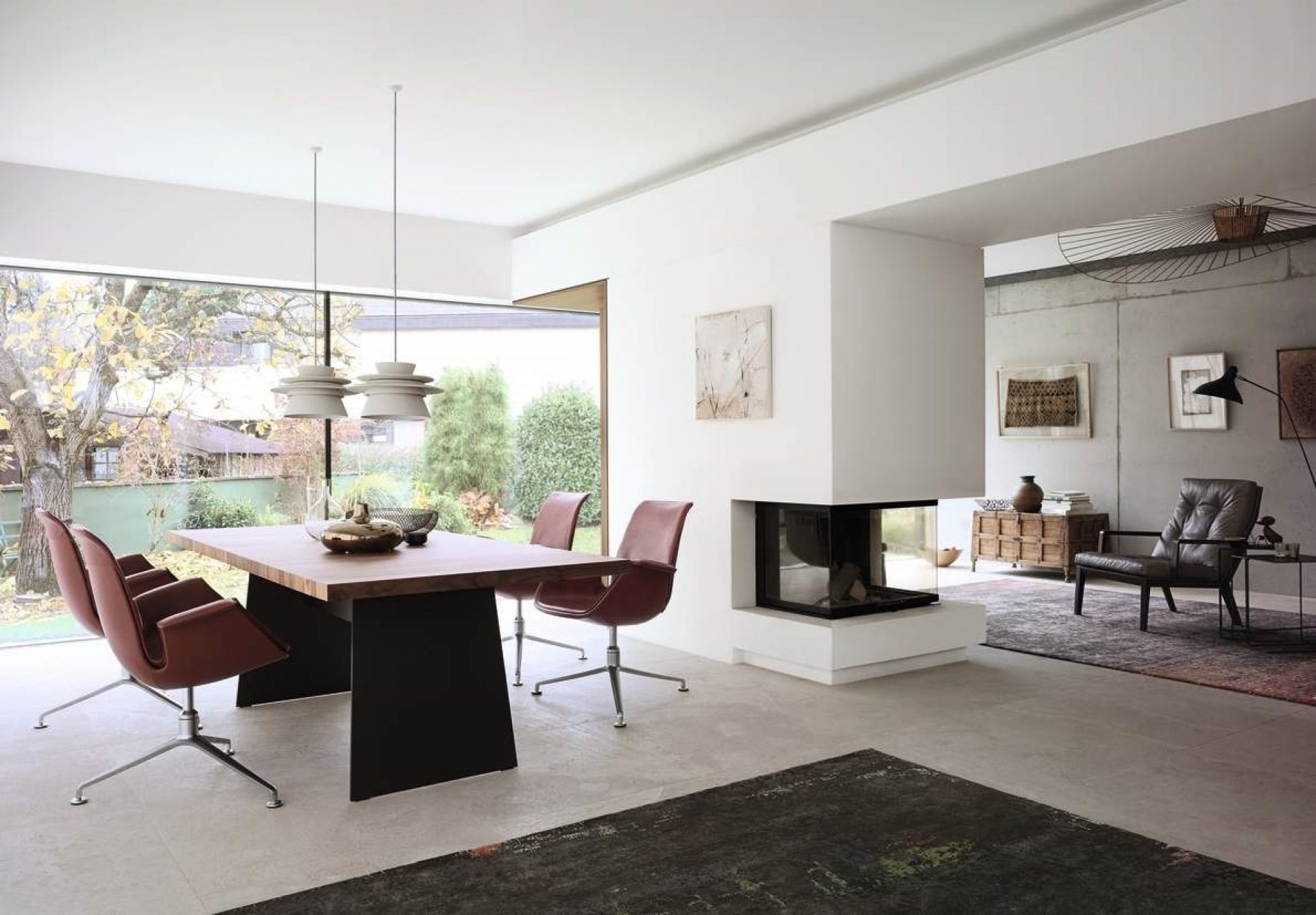 Tadeo Table Tisch von Walter Knoll im modernen Esszimmer mit Stühlen und Kamin.