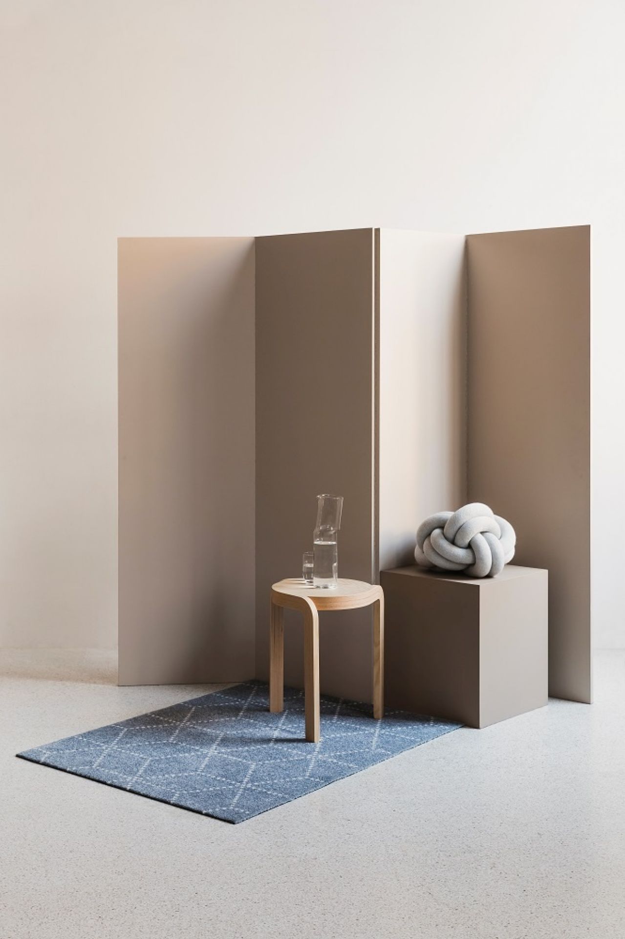 Nahaufnahme der schwarzen Hagl Heymat Fußmatte, ideal für Innen- und Außenbereiche, mit modernem Design.