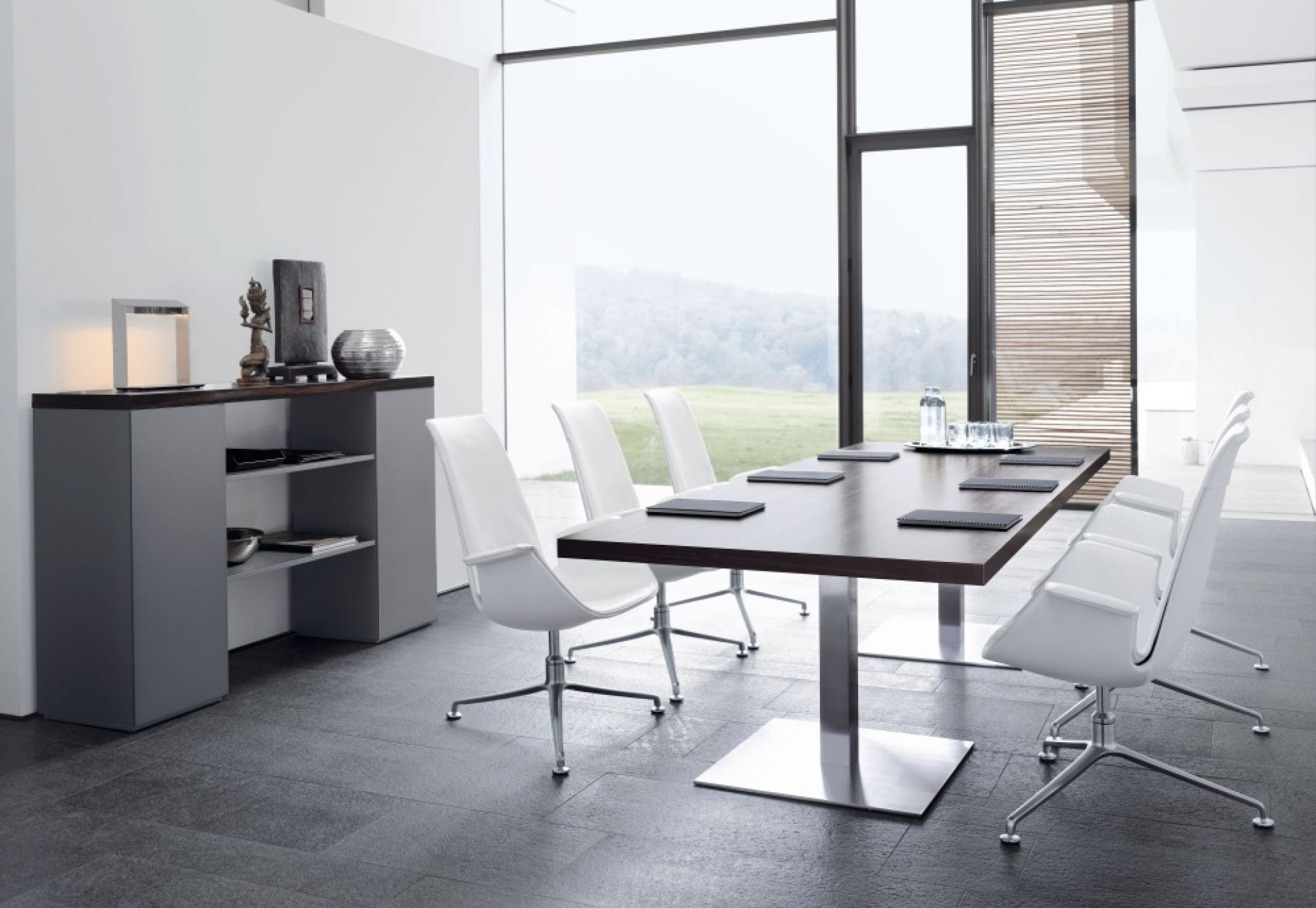 Heller Konferenzraum mit Esstisch und weißen FK 6725-3G Drehsessel von Walter Knoll, modernes Design.