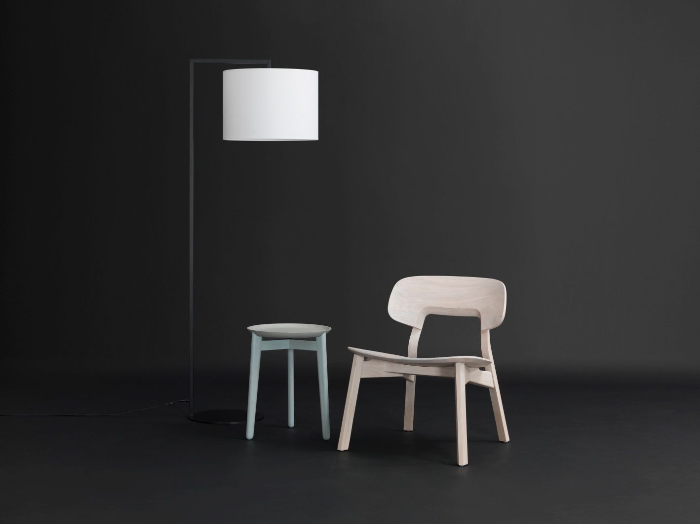 Plaisir Beistelltisch von Zeitraum, H 46 cm, hellblau, neben Holzstuhl und Stehlampe auf dunklem Hintergrund.