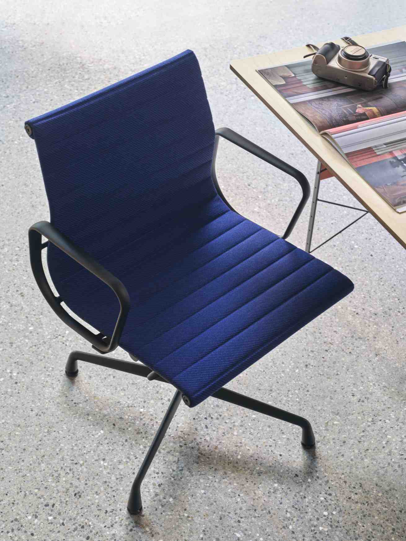 Blauer Vitra Aluminium Chair EA 132 Bürostuhl mit Armlehnen und Drehfuß. Hochwertiger Designklassiker.