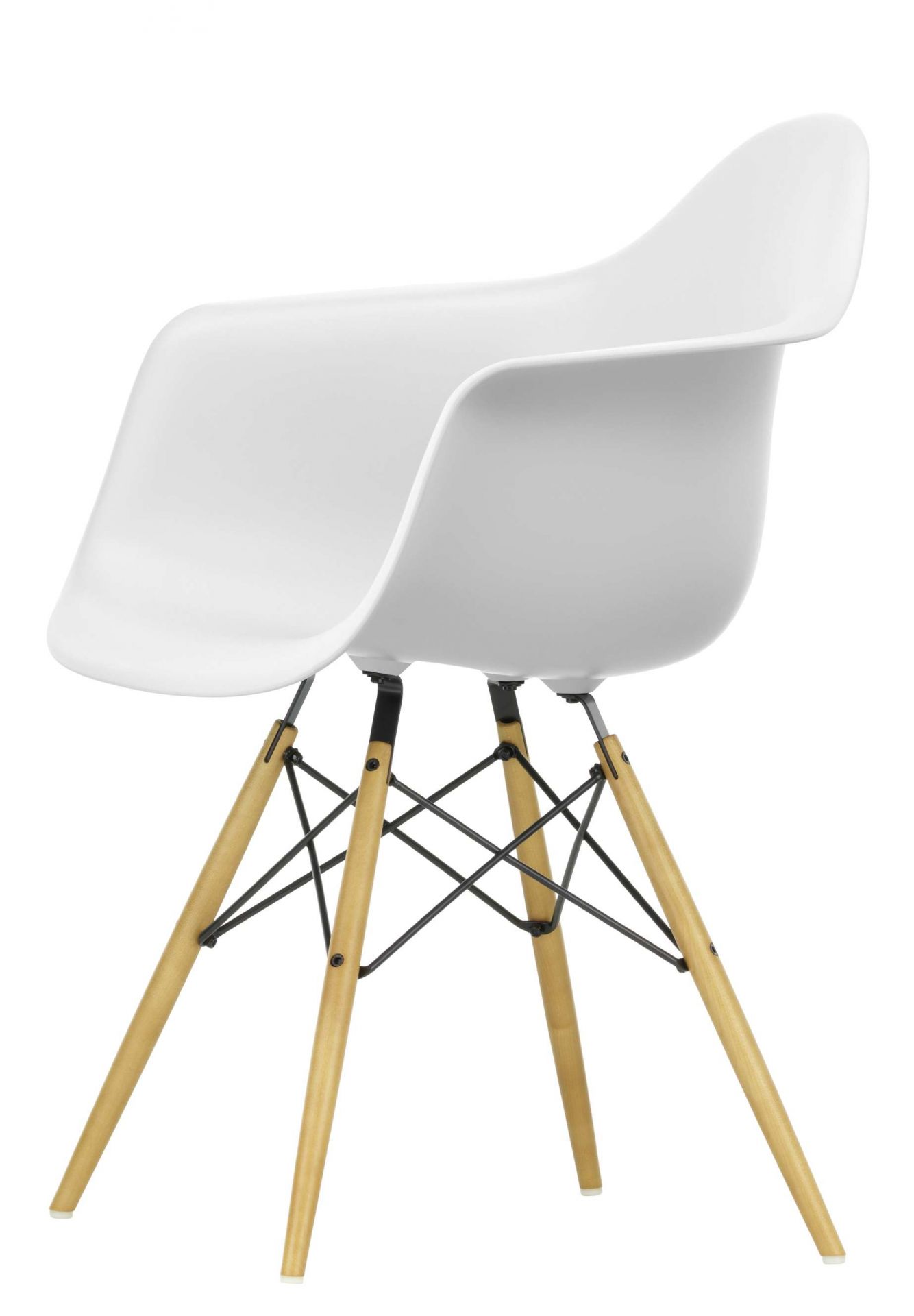 Weißer Eames DAW Stuhl mit Ahorn-Gestell von Vitra, ein moderner Designklassiker für Wohnräume.