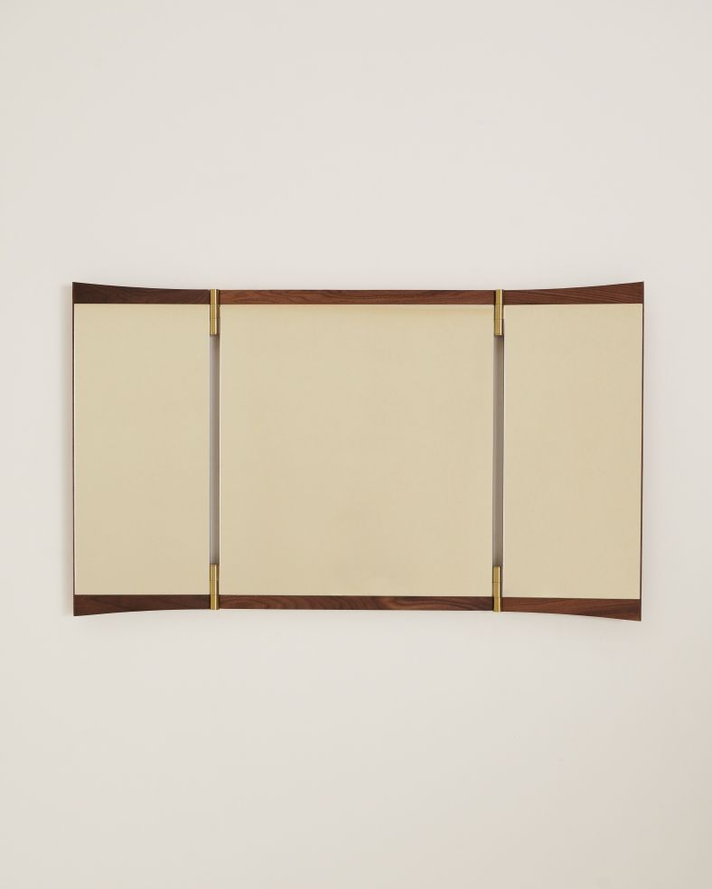 Vanity Wall Mirror 3 von Gubi: Dreiteiliger Wandspiegel mit Holzrahmen und goldenen Verbindungsstücken.