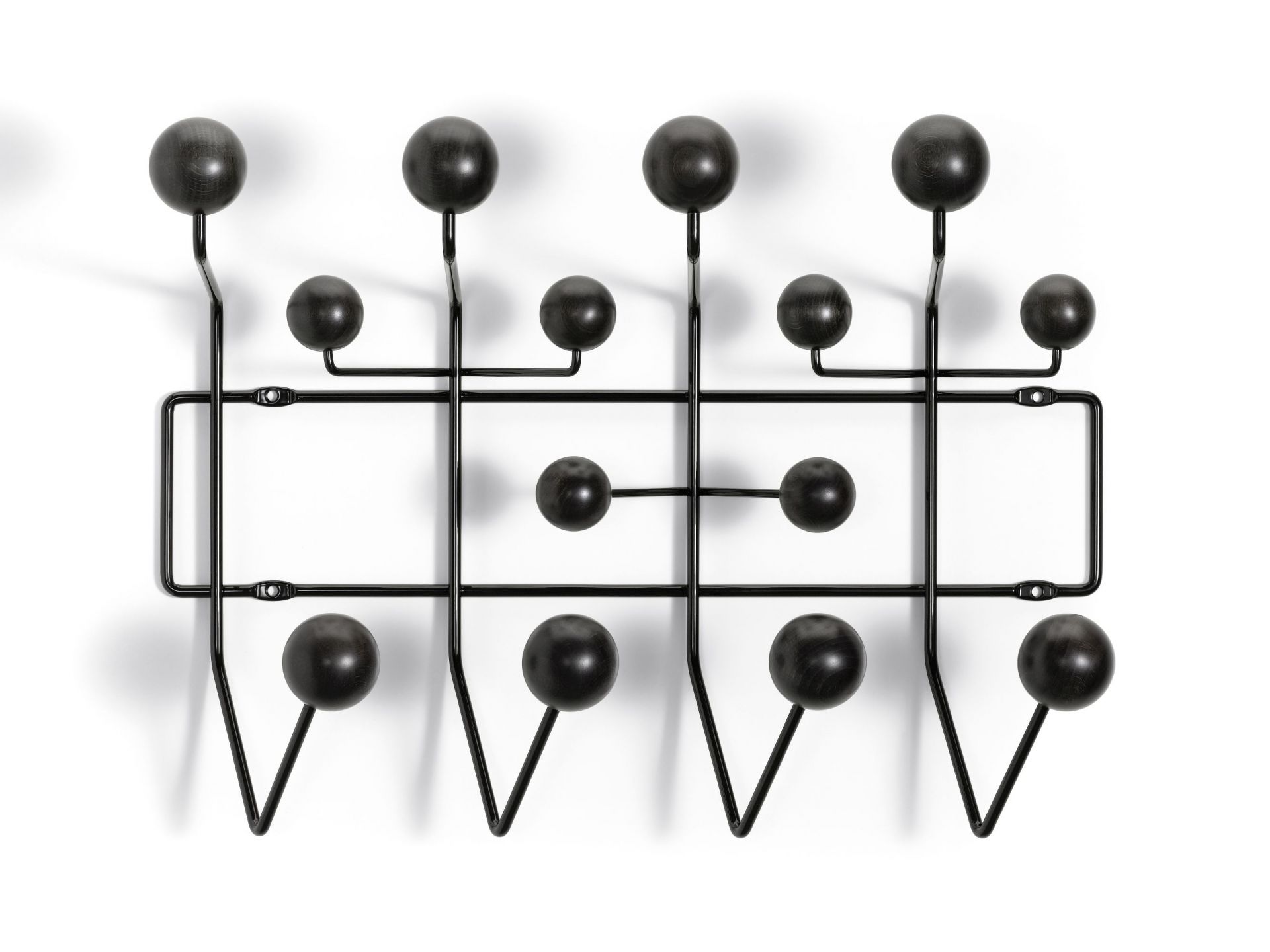 Eames Hang it all Garderobe in Esche schwarz von Vitra mit bunten Holzkugeln.