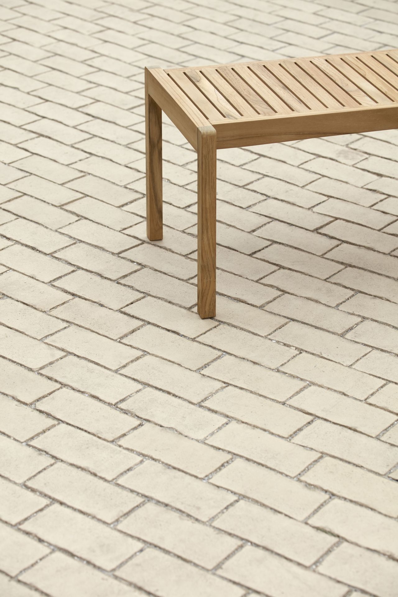 Nahaufnahme einer Carl Hansen AH912 Outdoor Bank aus Holz ohne Kissen.