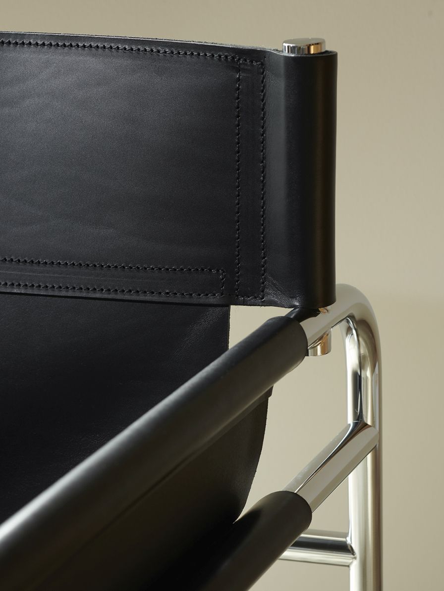 Detailaufnahme des SZ 14 Sessel Spectrum mit schwarzem Leder und verchromtem Stahlrohrgestell.