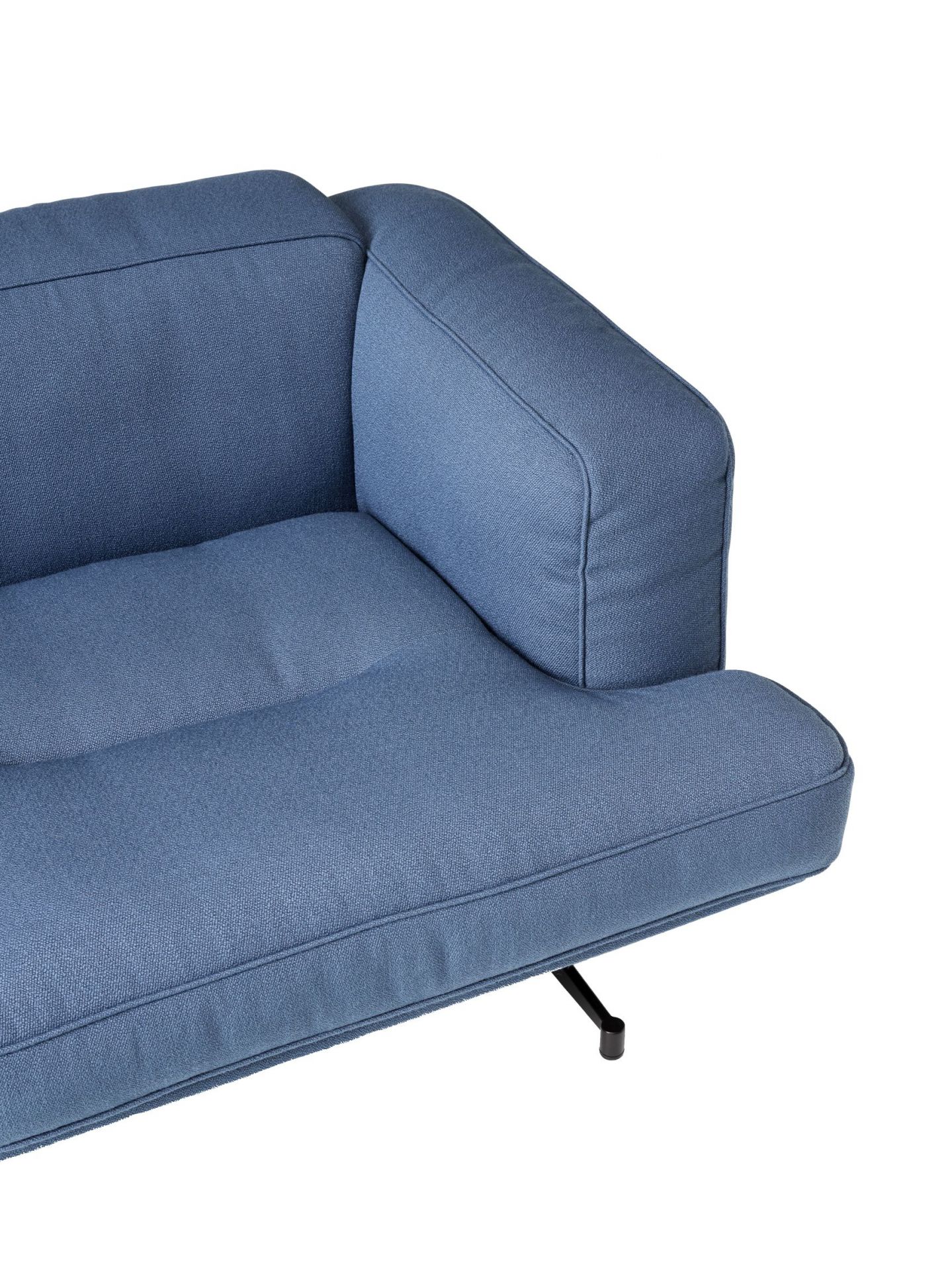 Detailaufnahme des AndTradition Inland Sofas in Blau, modernes Design mit Armlehne und minimalistischem Fuß.