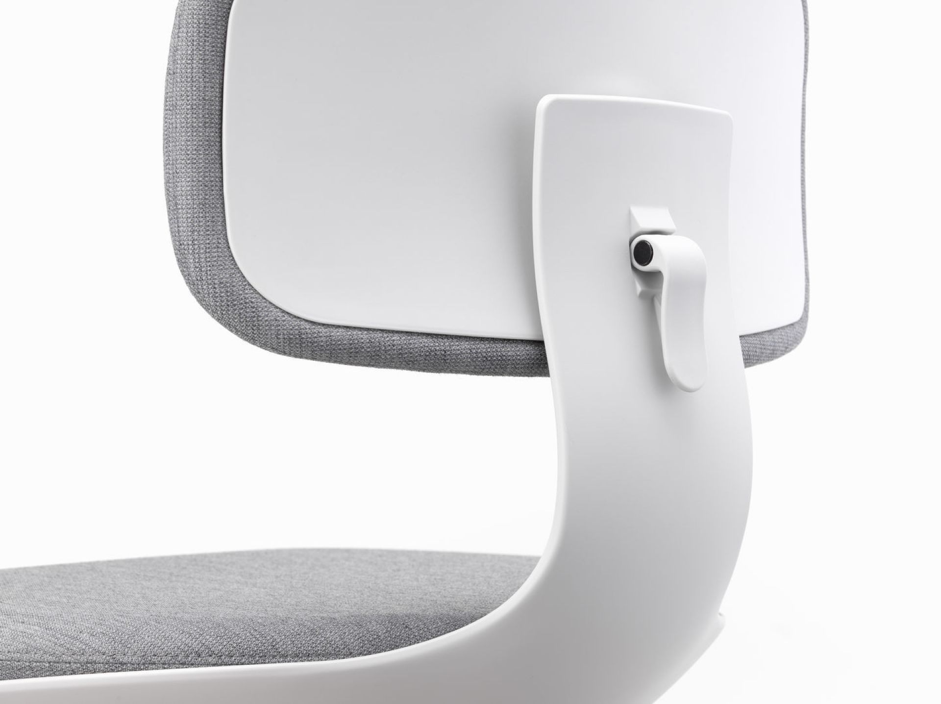 Detailaufnahme des Vitra Rookie Bürodrehstuhls in Weiß und Grau, Fokus auf Rückenlehne und Sitzfläche.