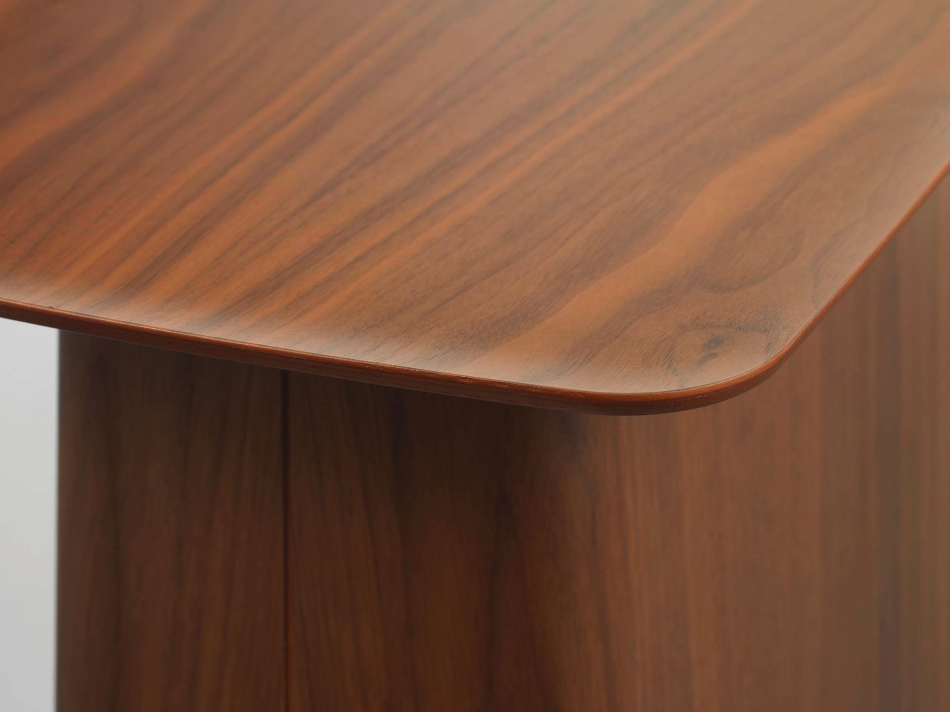 Detailaufnahme eines Wooden Side Table Beistelltischs von Vitra in Walnuss, der die Holzmaserung und abgerundete Kanten zeigt.