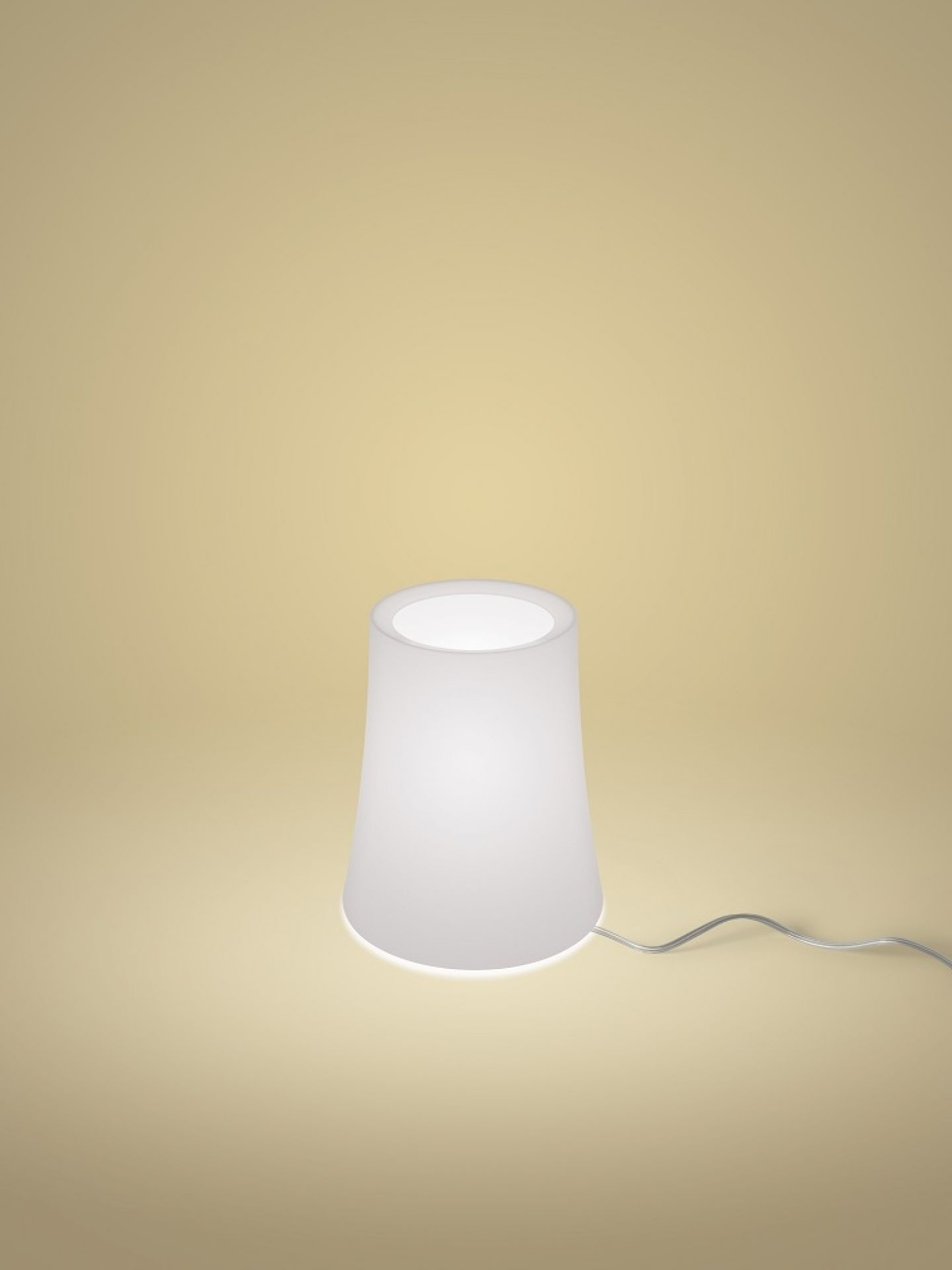 Nahaufnahme der modernen, weißen Birdie Tischleuchte von Foscarini, die ein sanftes Licht ausstrahlt.