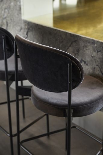 Detailaufnahme des Series 430 Barhocker 75 cm von Verpan mit schwarzem Metallgestell und grauem Samtbezug.
