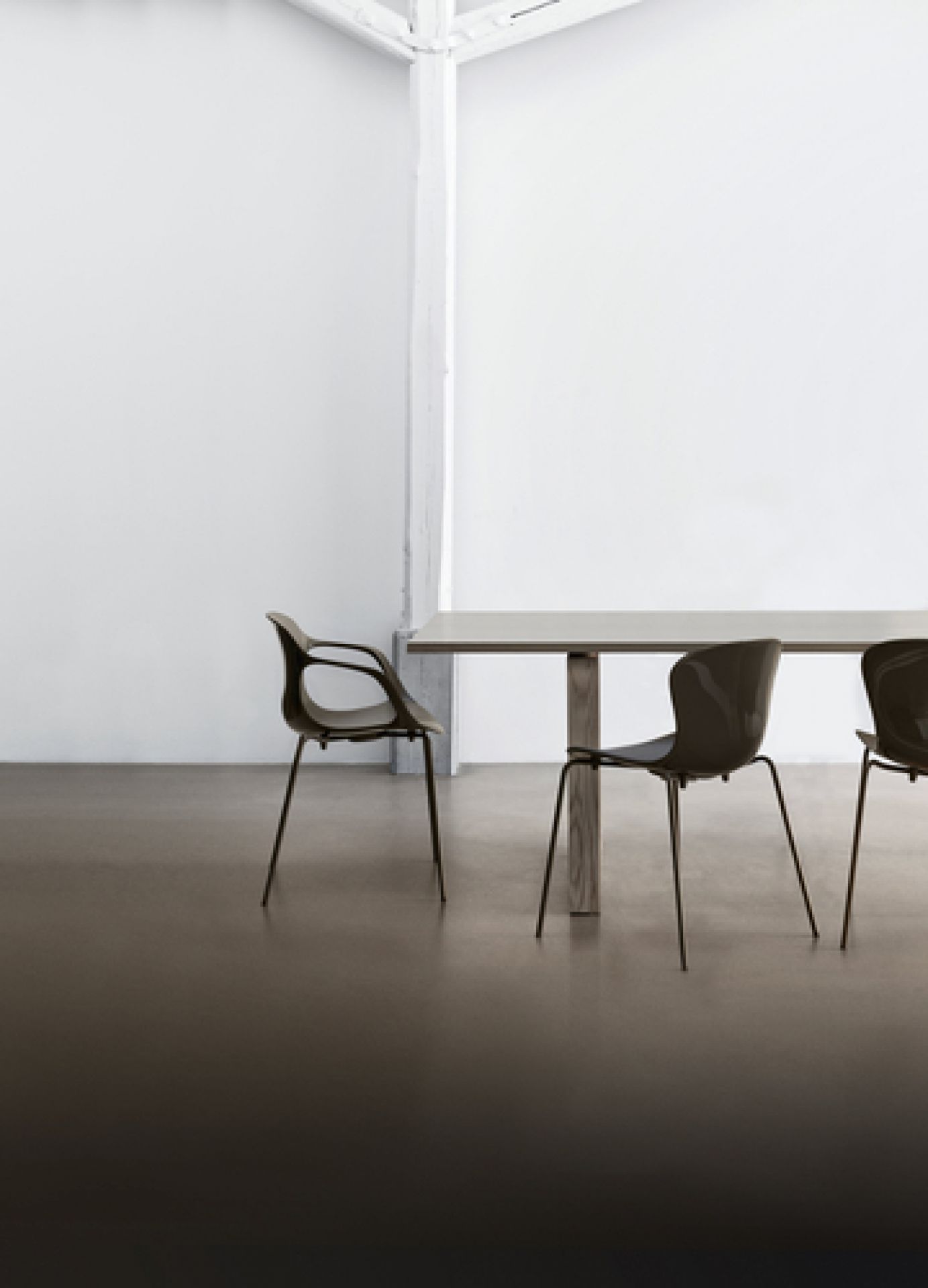 Essay Tisch von Fritz Hansen mit Stühlen in minimalistischem Raum, modernes Möbeldesign.