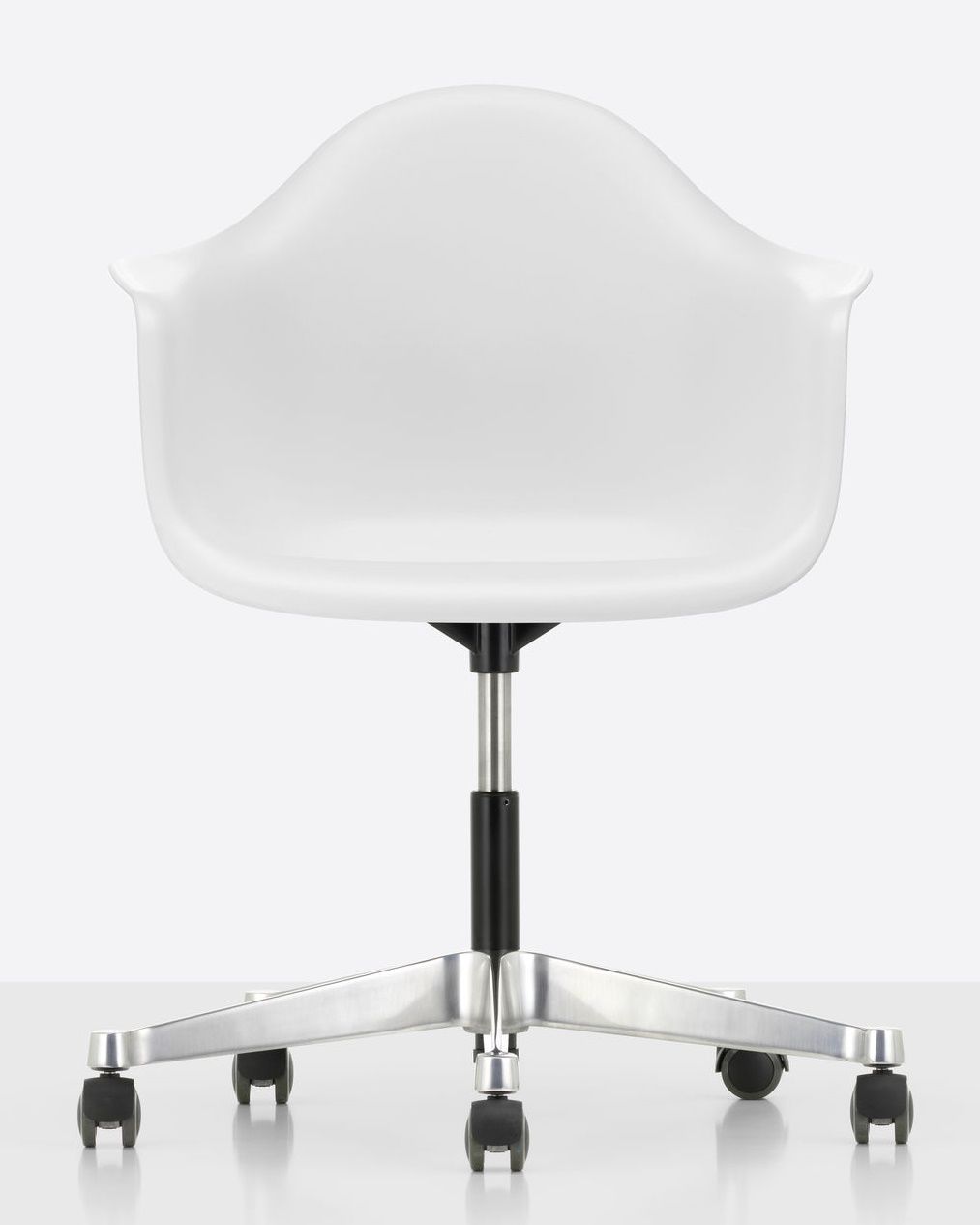 Weißer Eames Plastic Arm Chair PACC Stuhl von Vitra mit Rollenfuß, Ansicht von hinten.