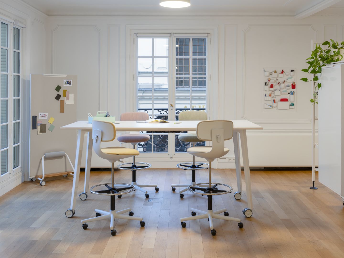Vitra Rookie High Bürodrehstühle in einem hellen Büro mit Holzboden und weißen Möbeln.